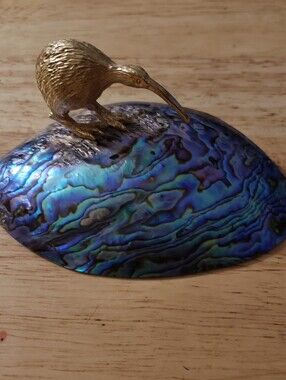 Vtg Brass Kiwi Bird On A Paua Shell ARIKI New Zealand Souvenir Memories Beautifu